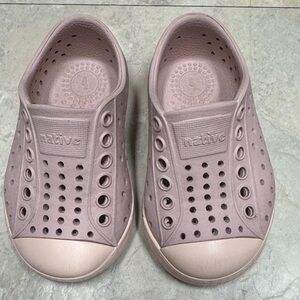 Native baby girls size 4 kids toddler Mauve Perforated Slip-Ons